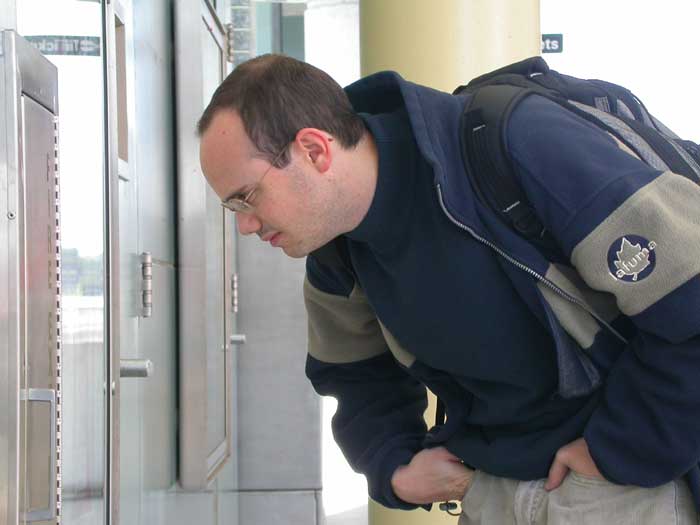Julien s'impatiente et regarde les horaires